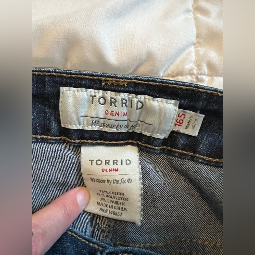 Women's Torrid Denim Curvy Skinny
Super Stretch Dark Wash SKU 10309320 Size 16s